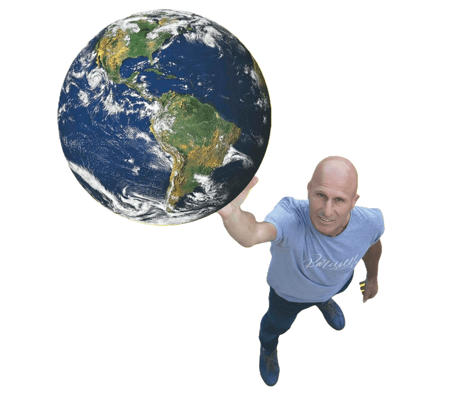 Andrés Salvatori sosteniendo el planeta en la palma de la mano