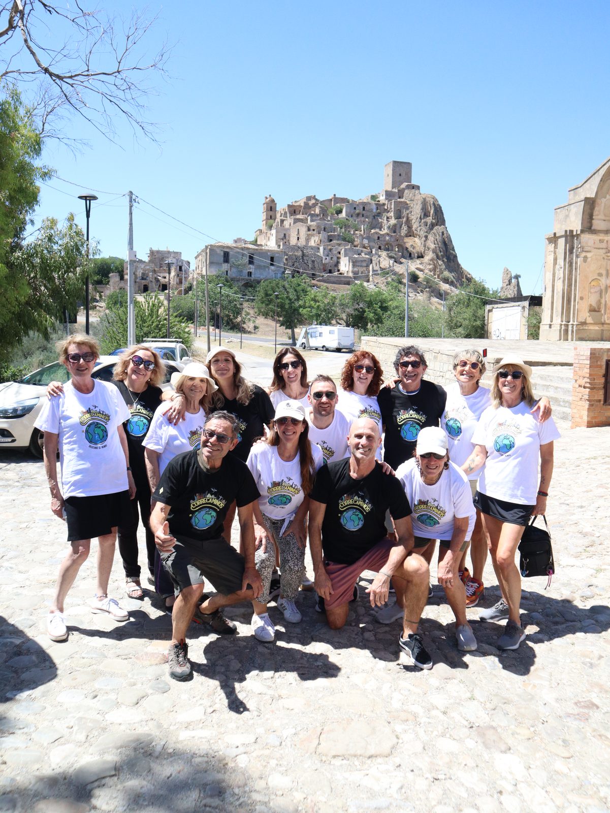 Grupo de Correcaminos frente a un pueblo sobre la roca, Italia y Grecia