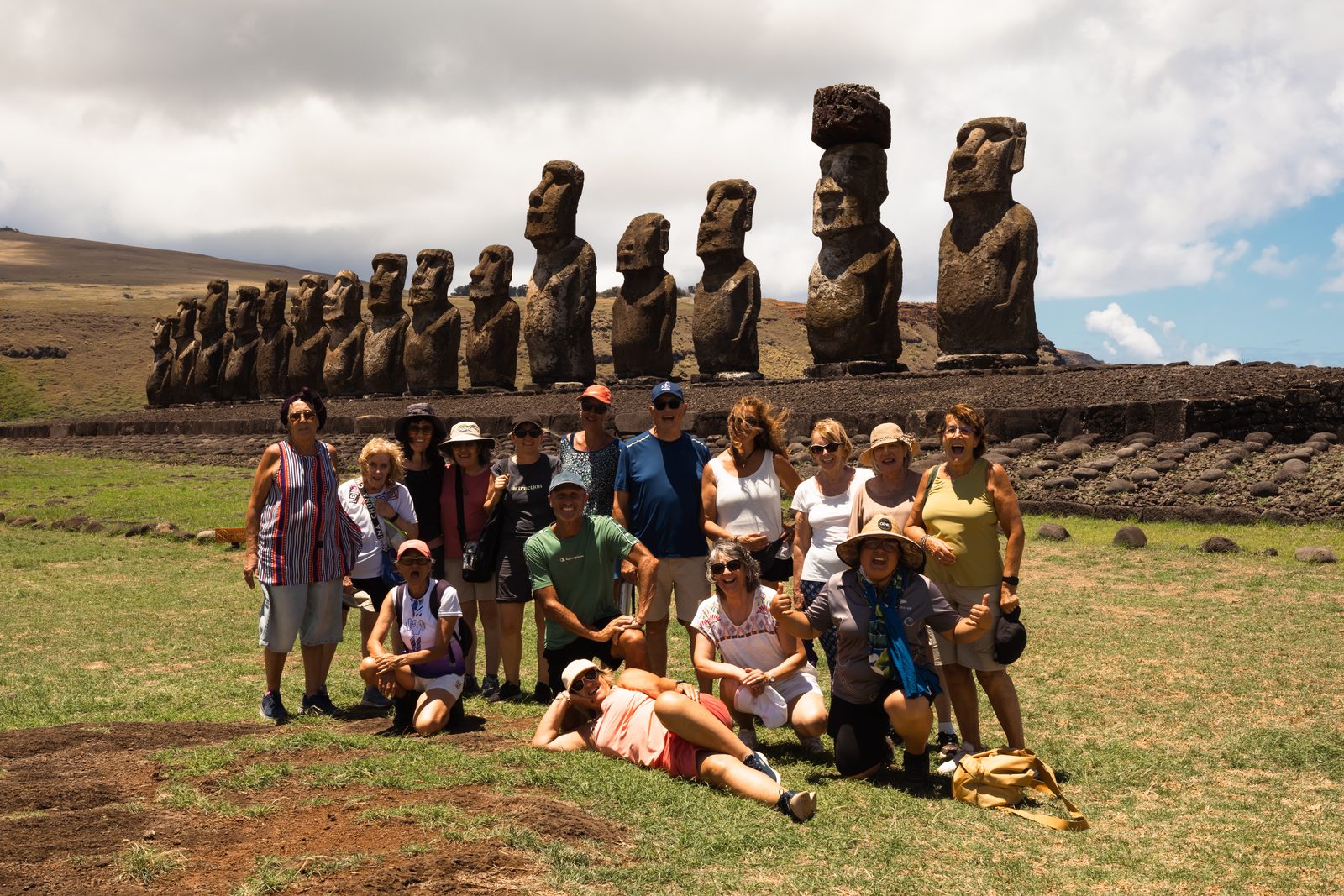 Grupo de Correcaminos frente a los moái de Ahu Tongariki, Isla de Pascua